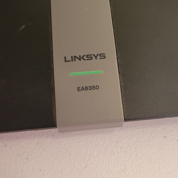 Linksys EA6350 867 Mbps 4 Port 300 Mbps Wireless Router - Picture 6 of 7